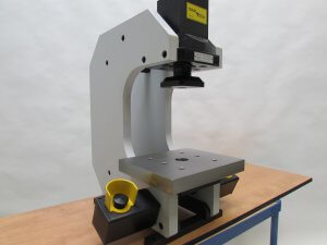 C-frame pers met tweehandenbeveiliging